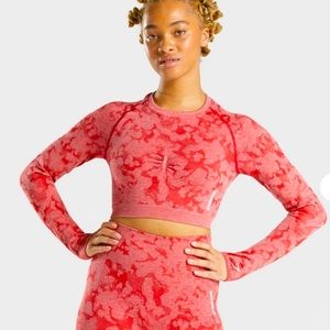 GymShark- ADAPT CAMO SEAMLESS LONG SLEEVE CROP TOP